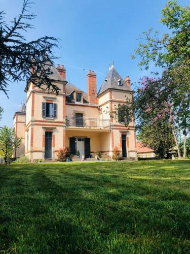 Neuilly-le-Real Bed & Breakfast | Château Ségot