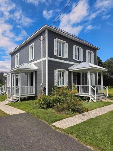 Saint-Emile-de-Suffolk Ski Chalet | Château Saint-Émile