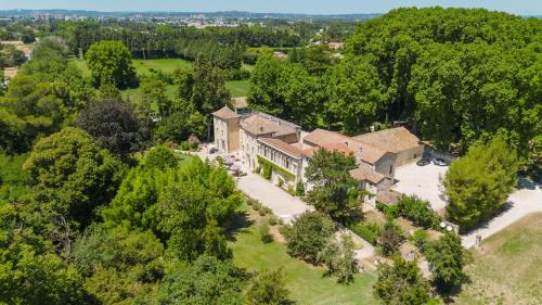 Montfavet Bed & Breakfast | Château Saint Perret