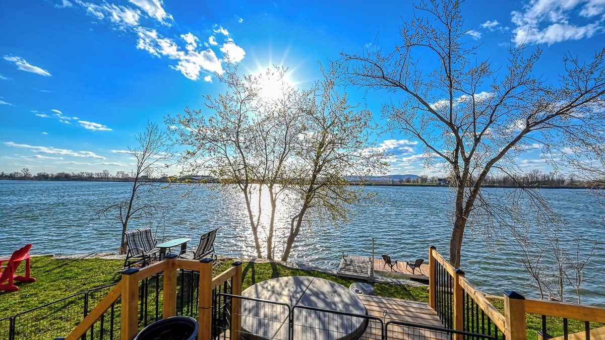 Saint-Mathias-sur-Richelieu Cottage | Chalet Sunset by the Richelieu River : Waterfront Views, Tranquility & Comfort