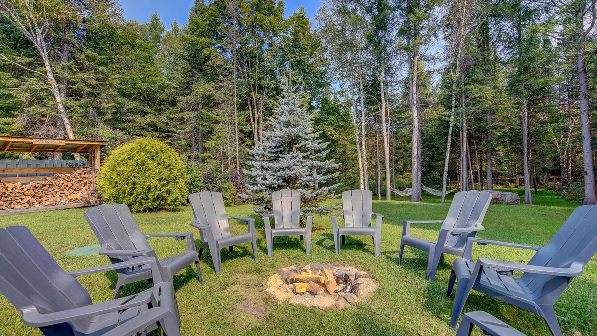 Sainte-Lucie-des-Laurentides Ski Chalet | Chalet Parfait Pour Passer du bon Temps en Famille ou Entres Amis!