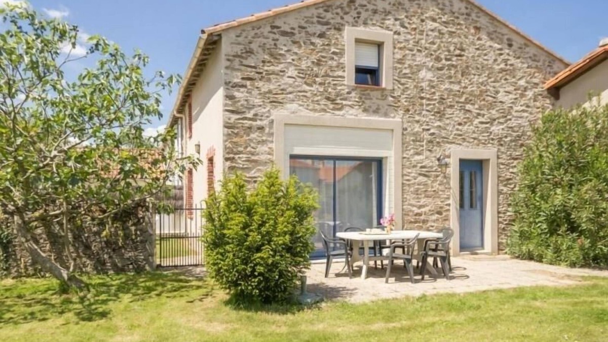 Saint-Philbert-de-Grand-Lieu Cottage | Charming Cottage on Organic Vineyard, Near Nantes with Bikes & Wi-Fi