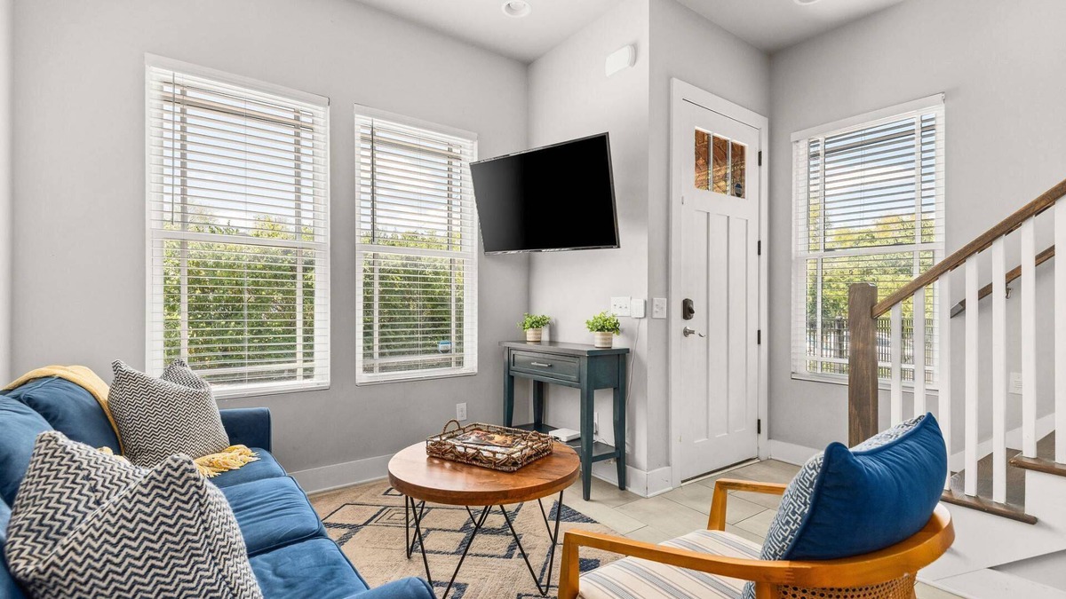 Hadley - Washington Condo | CH7 ~ Clean Townhouse Near Downtown ~ 2 Miles to Broadway ~ Ensuite Bathrooms ~ Free Parking