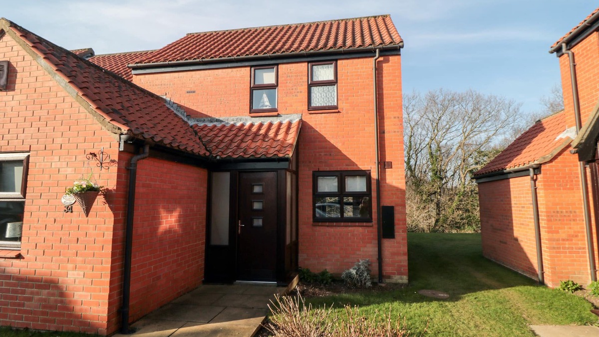 Ruswarp Cottage | CHA CHA'S COTTAGE, family friendly, with pool in Whitby