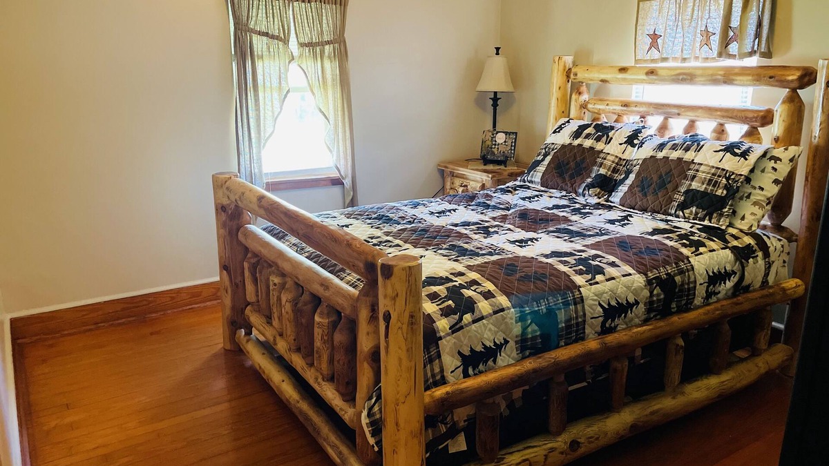 Upper Tract House | Chad’s place 4- Bedroom 2-BR home at Smoke Hole Wi-Fi -Pet Friendly- sleeps 8-10