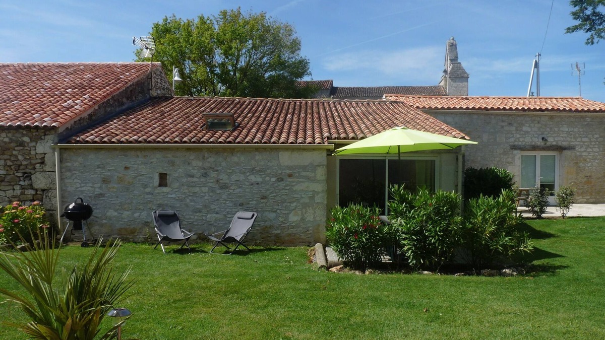 Luchat Cottage | CHAI, Gite 2/4 pers, T1bis, pool 9X4, triangle Saintes/Royan/Oléron