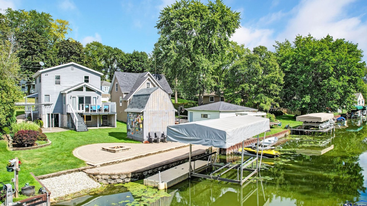 Ingleside House | Chain O' Lakes life.serene bay w/private beach access. Kayaks & Boats welcome