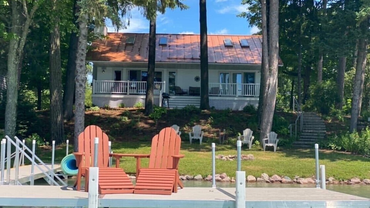 Waupaca House | Chain O' Lakes Pleasant Heaven - Sleeps 10
