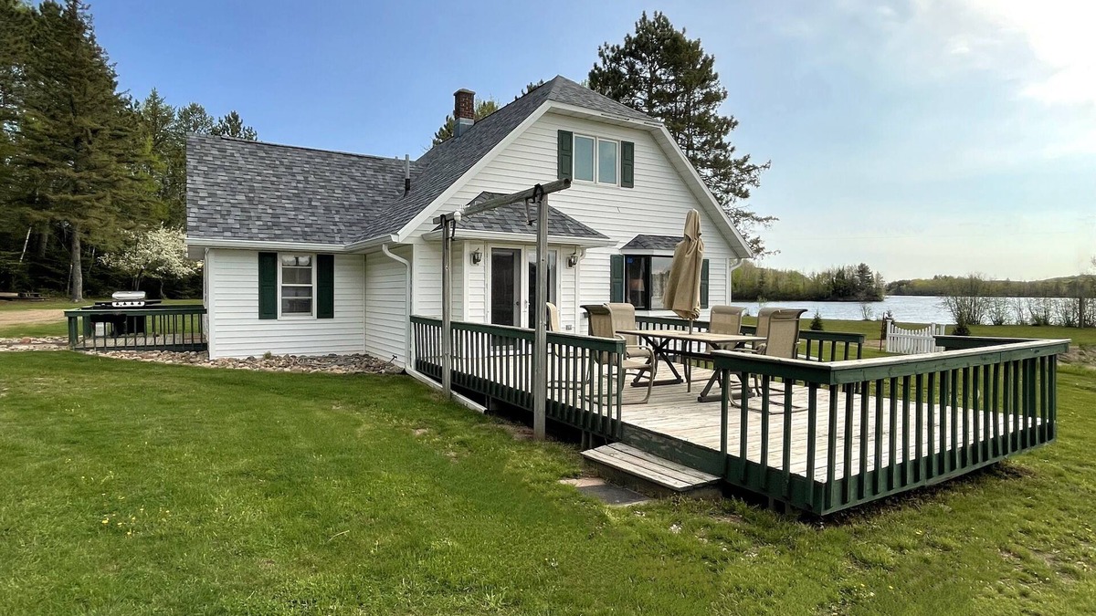 Phillips House | Chain of Lakes Lodge, 4bd with access to 4 Lakes!