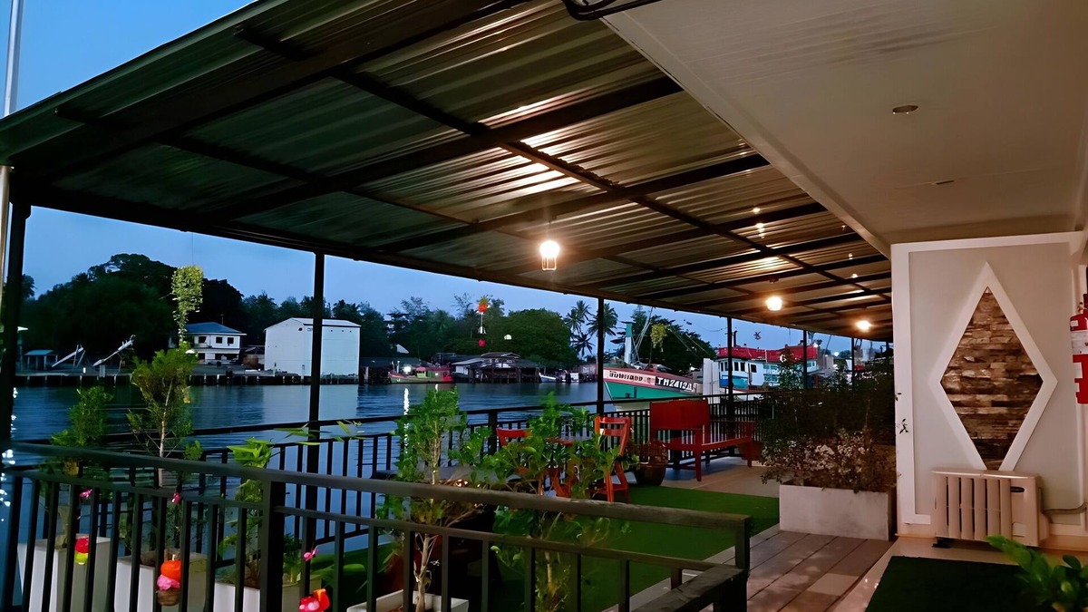 Sichon Hotel | Chaiyai River Front Hotel