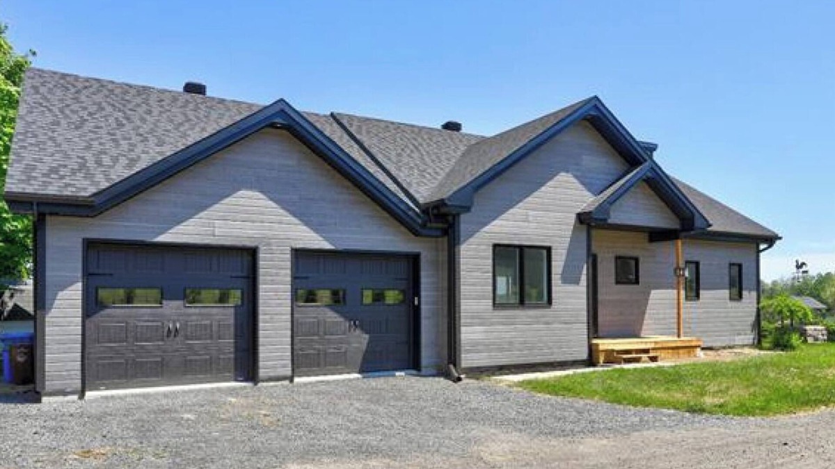 Saint-Gabriel-de-Brandon Ski Chalet | Chalet with Lake View – Spa, Firepit & Double Garage –