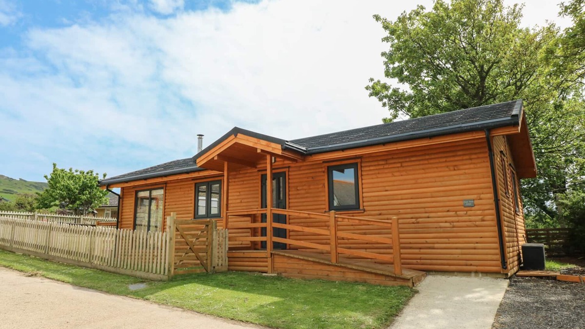 Chale Cottage | CHALE FARM LODGE, family friendly, character holiday cottage in Chale