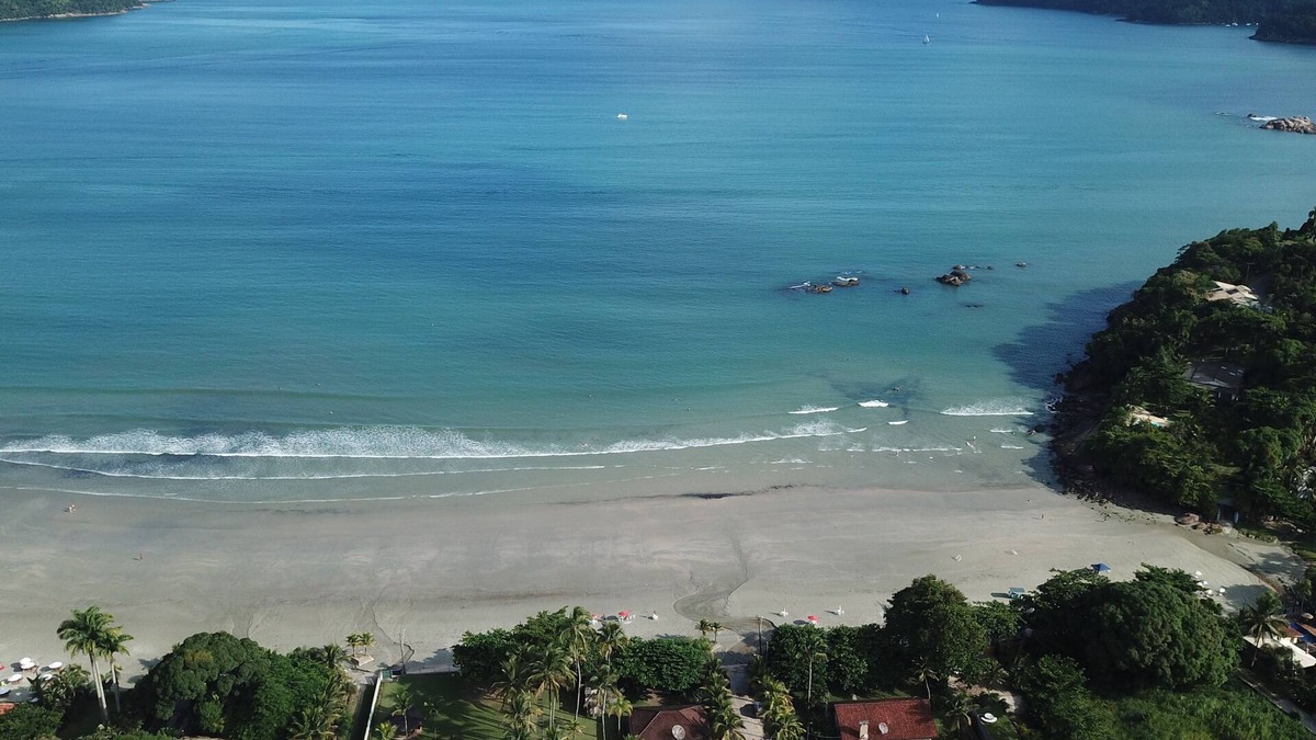 Praia da Enseada Ski Chalet | CHALE TERREO 230 METERS FROM THE BEACH OF THE ENSEADA and 3 MINUTES FROM THE SAND.