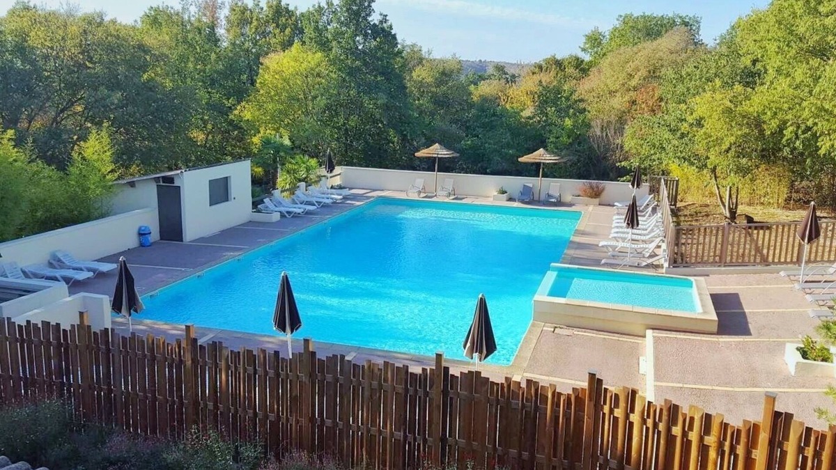 Montreal Ski Chalet | CHALET 1 - Terrace, garden furniture, beautiful view, swimming pool, summer entertainment