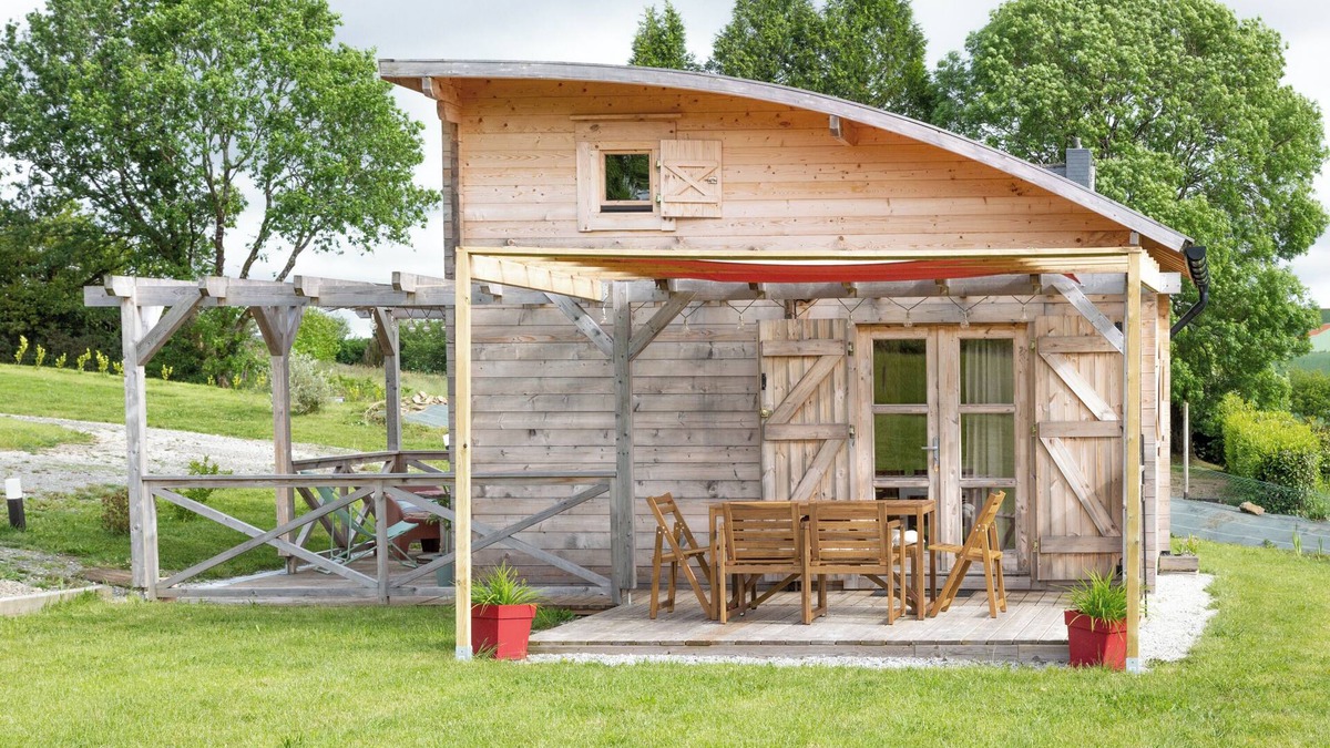 Landeleau Ski Chalet | Chalet '5 Pers Landeleau 2kms Canal' with Private Terrace and Shared Garden