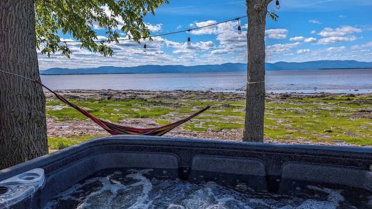 Cap-Saint-Ignace Ski Chalet | Chalet #9 Waterfront with Spa, Fireplace, Wifi & AC