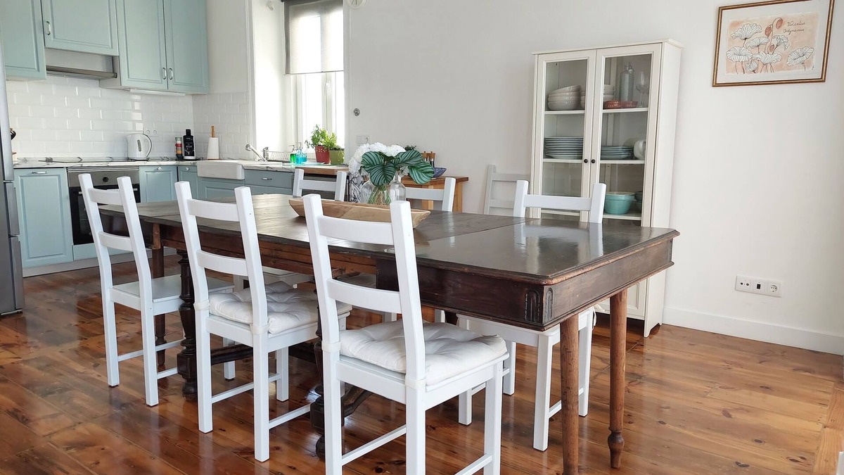 Estoril Ski Chalet | Chalet 90 steps from Estoril beach! NEW