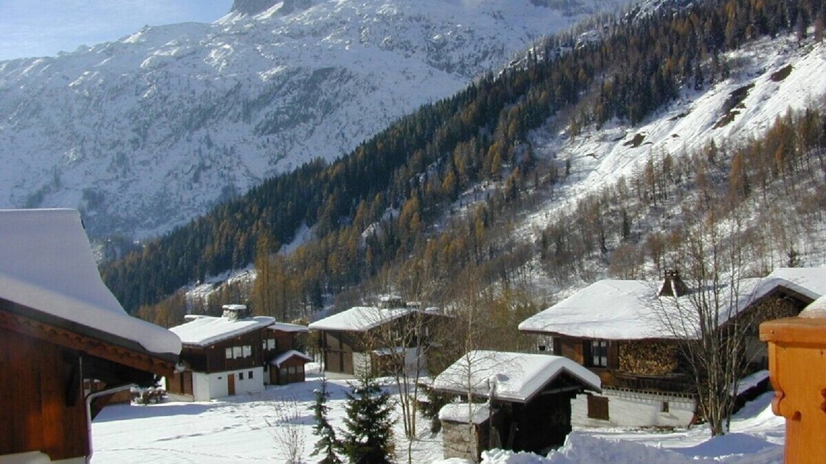 Le Tour Apartment | Chalet-apartment with internet access near slopes; ideal for skiers and walkers
