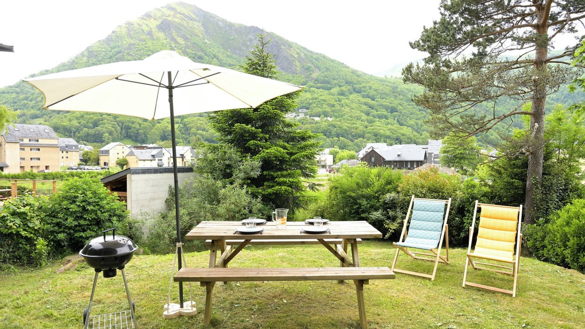 Saint-Lary-Soulan Ski Chalet | Chalet 'Appartement Les Isards' with Mountain View, Wi-Fi and Air Conditioning