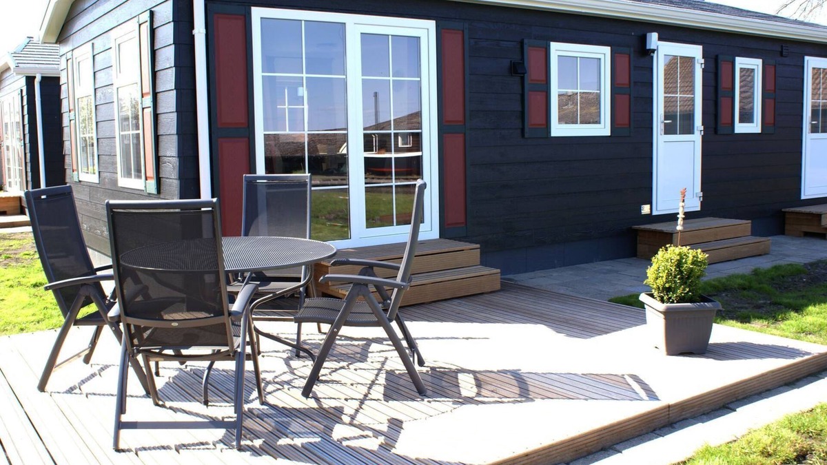 Giethoorn House | Chalet "Bovenwiede" is a beautiful four guest chalet, with the "Smitsgracht" on the back end.