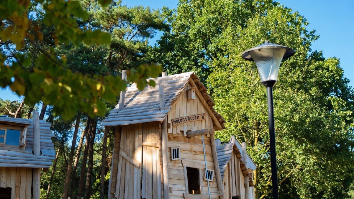 Knegsel Ski Chalet | Chalet by Park Pond in the Netherlands