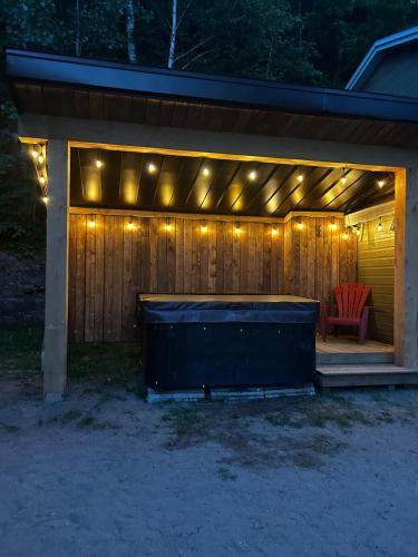 Saint-Aime-du-Lac-des-Iles Ski Chalet | Chalet spa lake beautiful view family