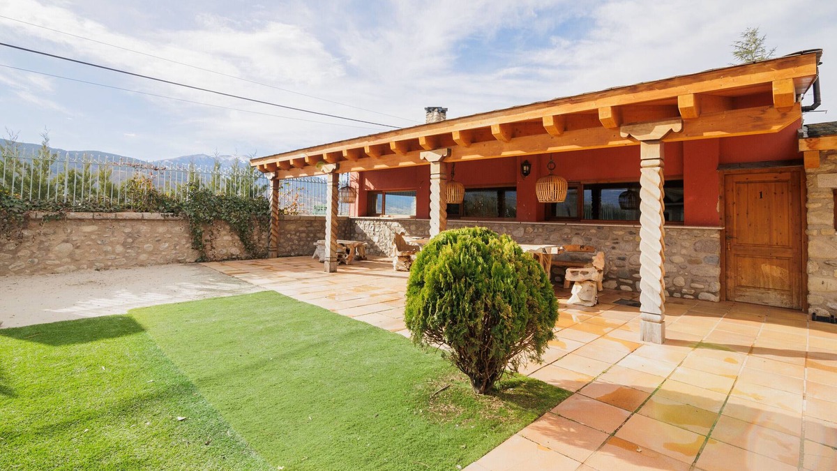 Puigcerda Ski Chalet | Chalet 'Can Ricart' with Private Terrace, Wi-Fi and Air Conditioning