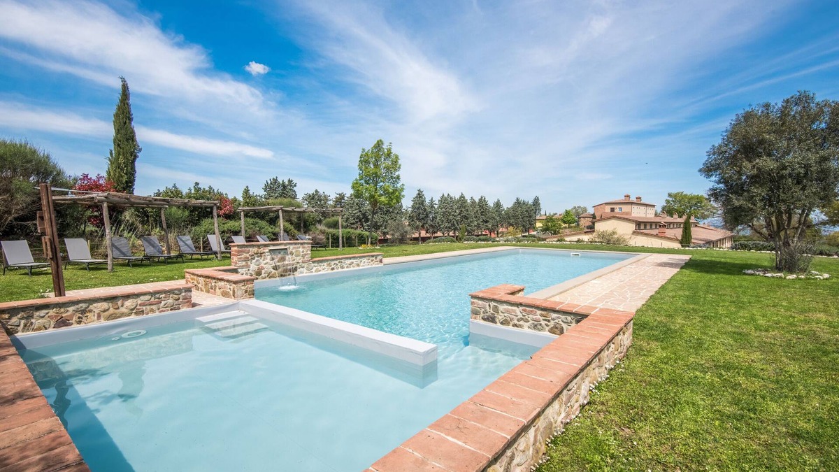 Trequanda Ski Chalet | Chalet "Cigno" with Shared Pool & Wi-Fi