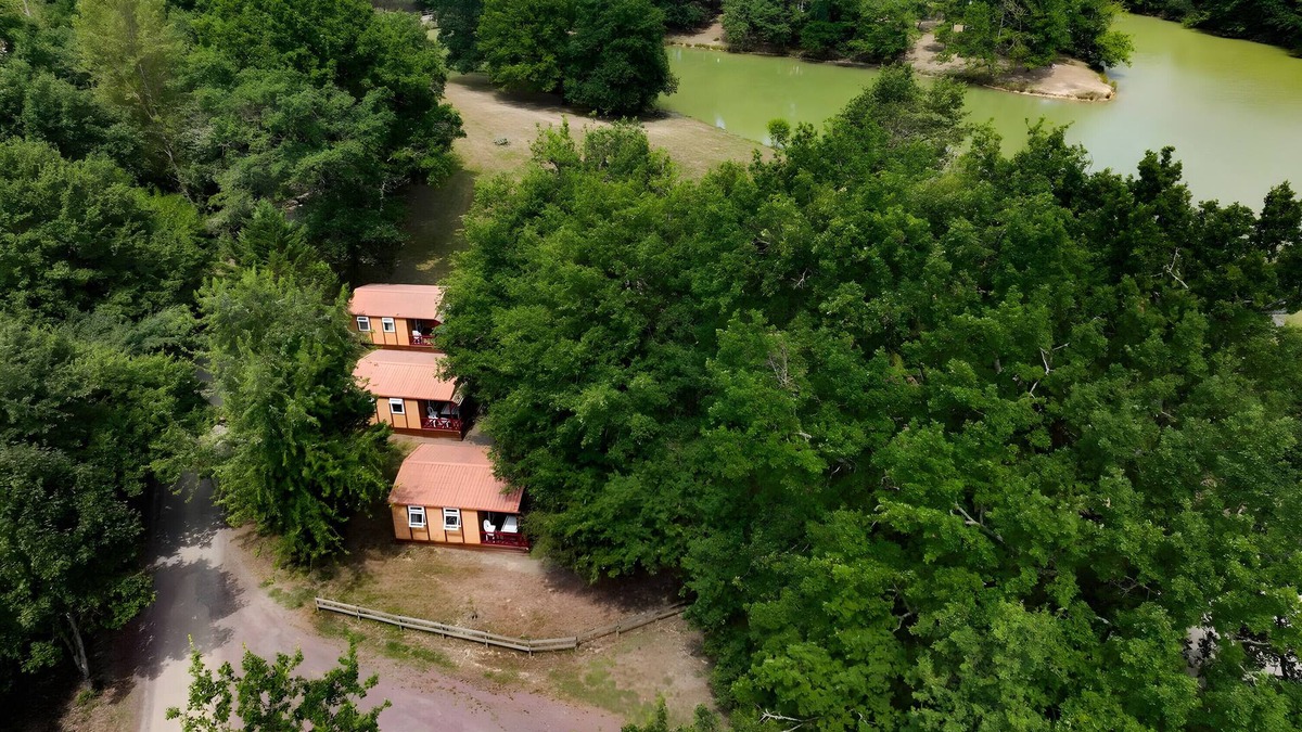 Bretagne-d'Armagnac RV Rental | Chalet 'Club 5 Personnes 89' with Private Terrace, Private Garden and Wi-Fi