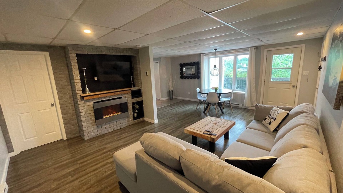 Rock Forest Ski Chalet | Chalet Condo sur le Bord de L'eau Avec Quai Magog