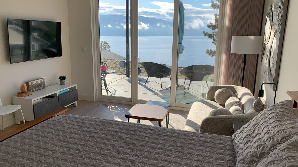 Central Okanagan Apartment | Chalet Coolanagatta.nnCozy studio with WiFi in awesome Killiney Beach, Vernon.