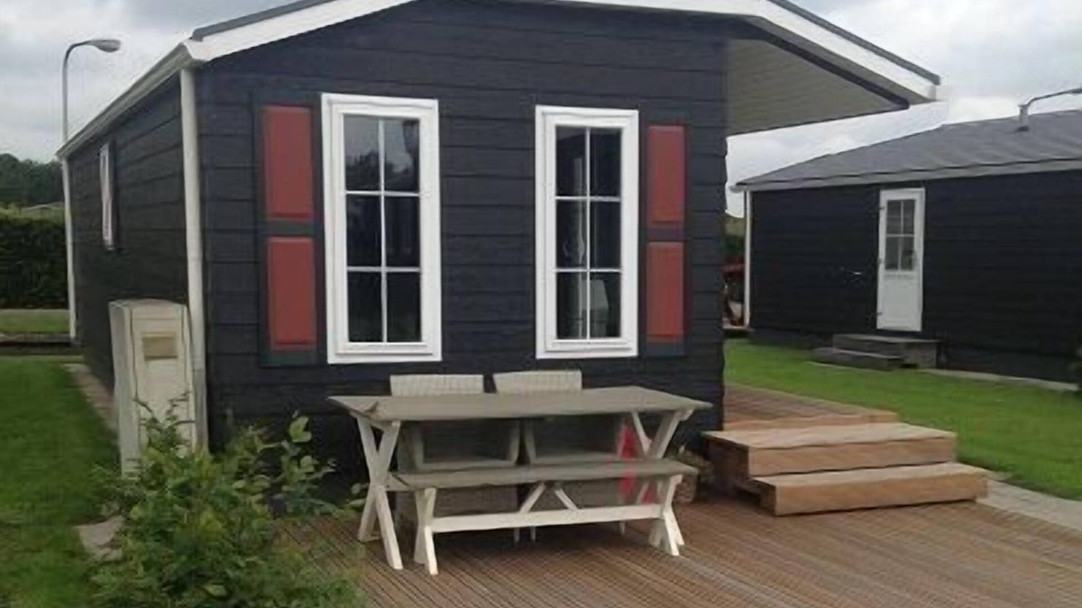 Giethoorn House | Chalet "De Beulaker" is a beautiful chalet for up to four guests. Some chalets have a mooring at the door and others have a mooring at max. 50 meters from the chalet.