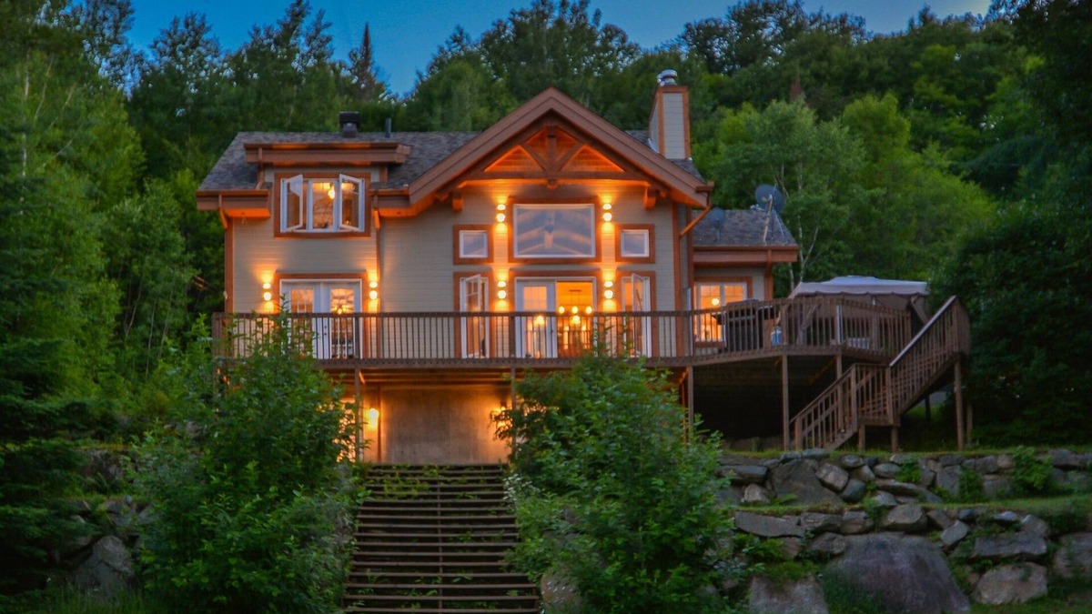 Sainte-Anne-du-Lac Ski Chalet | Chalet des Grands Espaces Verts- with spa and breathtaking waterfront views