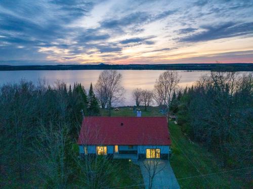 Le Haut-Saint-Francois Regional County Municipality Ski Chalet | Chalet des Oiseaux Bleus, Spa, Lac