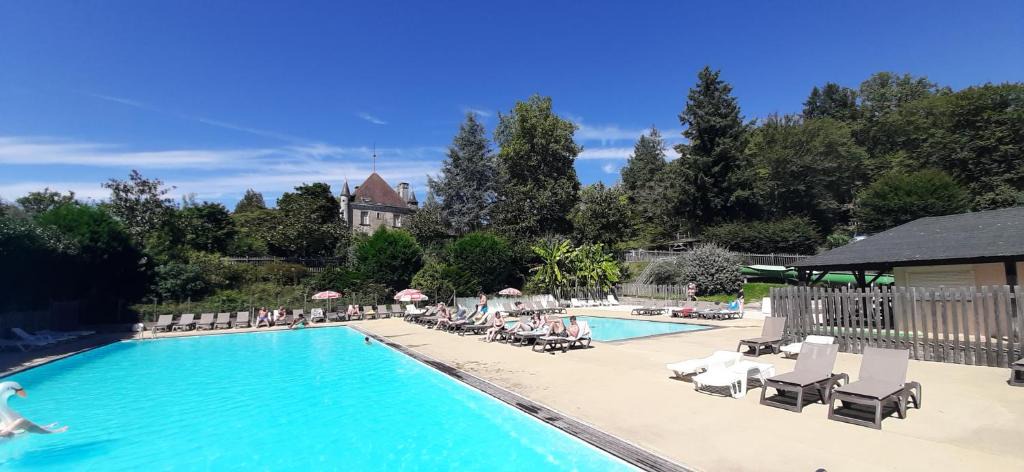 Champs-Romain Ski Chalet | Chalet-dordogne B10 camping Château Le Verdoyer - Champs Romain, Dordogne
