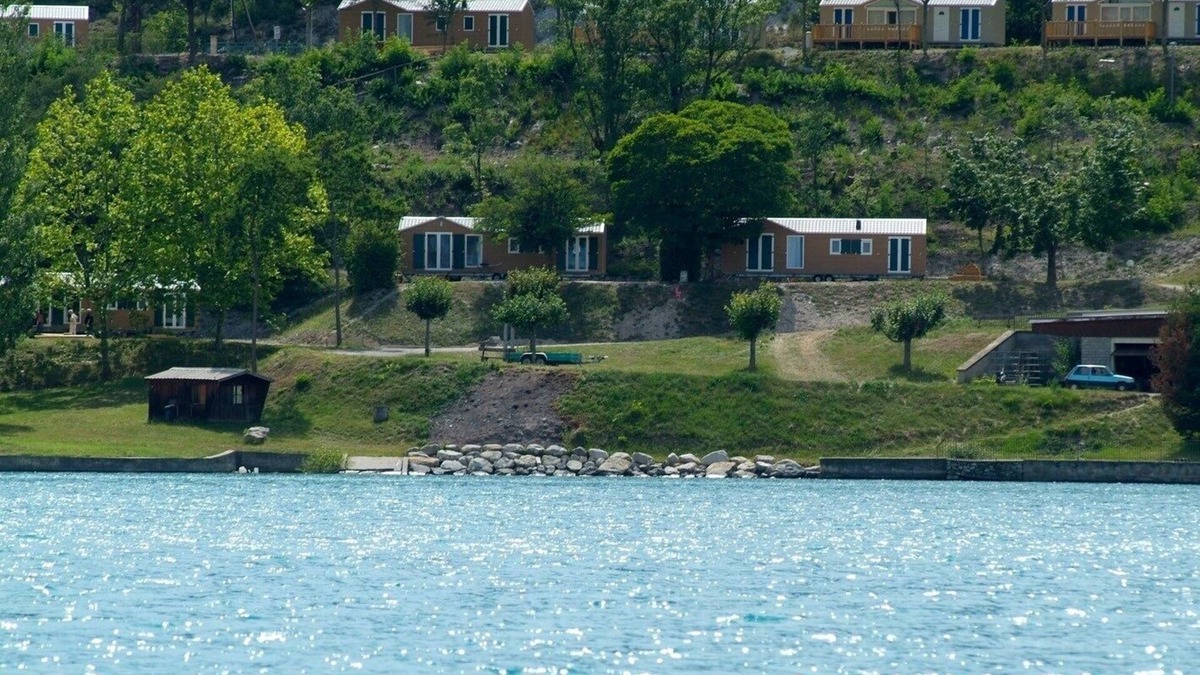 Chorges Ski Chalet | CHALET EDGE OF LAKE GREEN PONCON