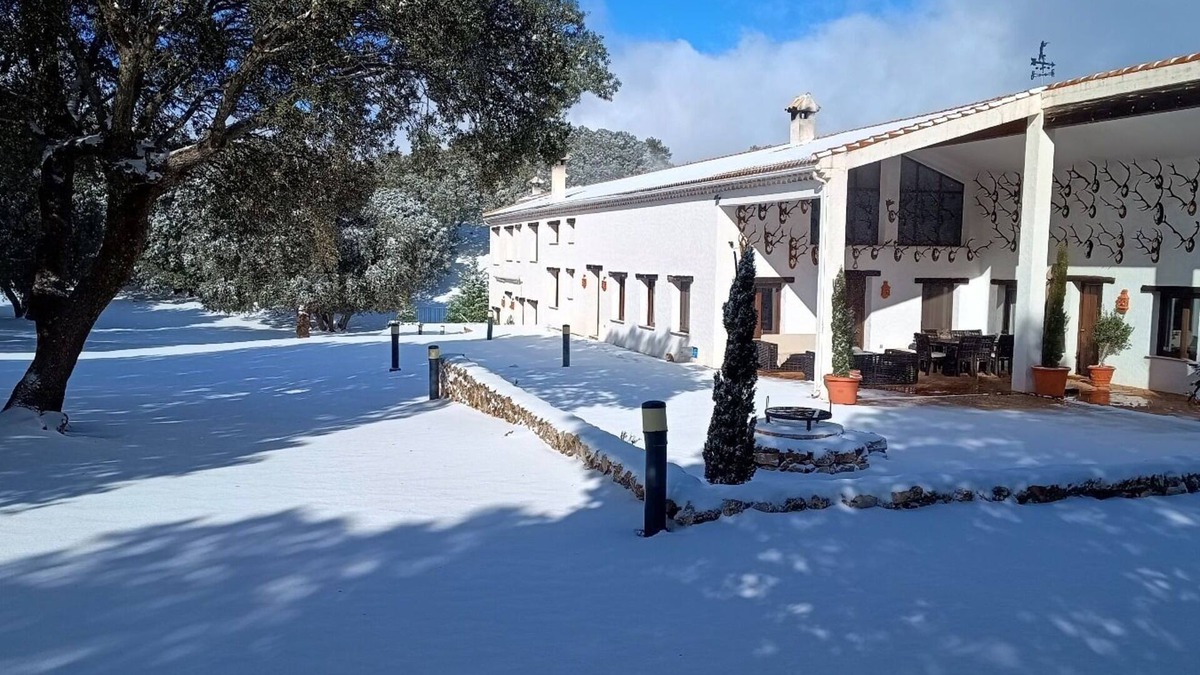 Las Nogueras House | Chalet 'El Pinar De La Lobera' with Mountain View, Shared Pool and Wi-Fi