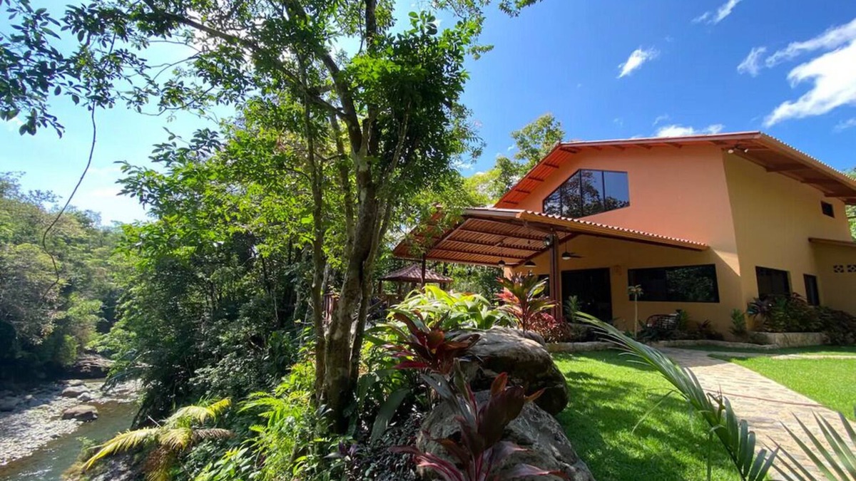 Caldera Ski Chalet | Chalet en medio de la naturaleza, con hermosa vista al río y senderismo.