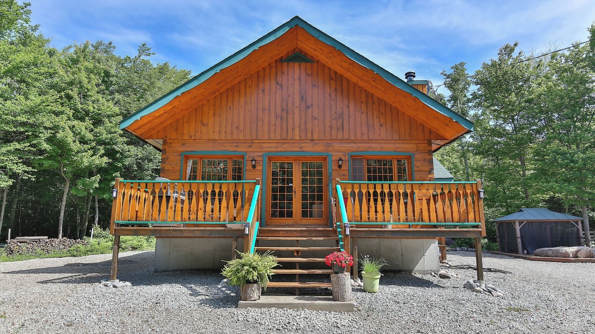 Chertsey Cabin | Chalet en pleine nature avec 80 acres de terrain et SPA!