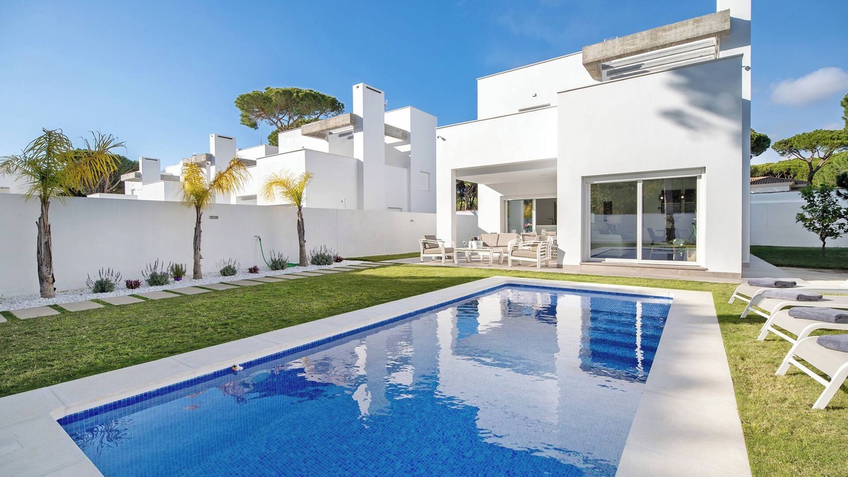 Los Gallos-Cerromolino Villa | Chalet 'Villa Moderna En Chiclana' with Private Pool, Wi-Fi and Air Conditioning