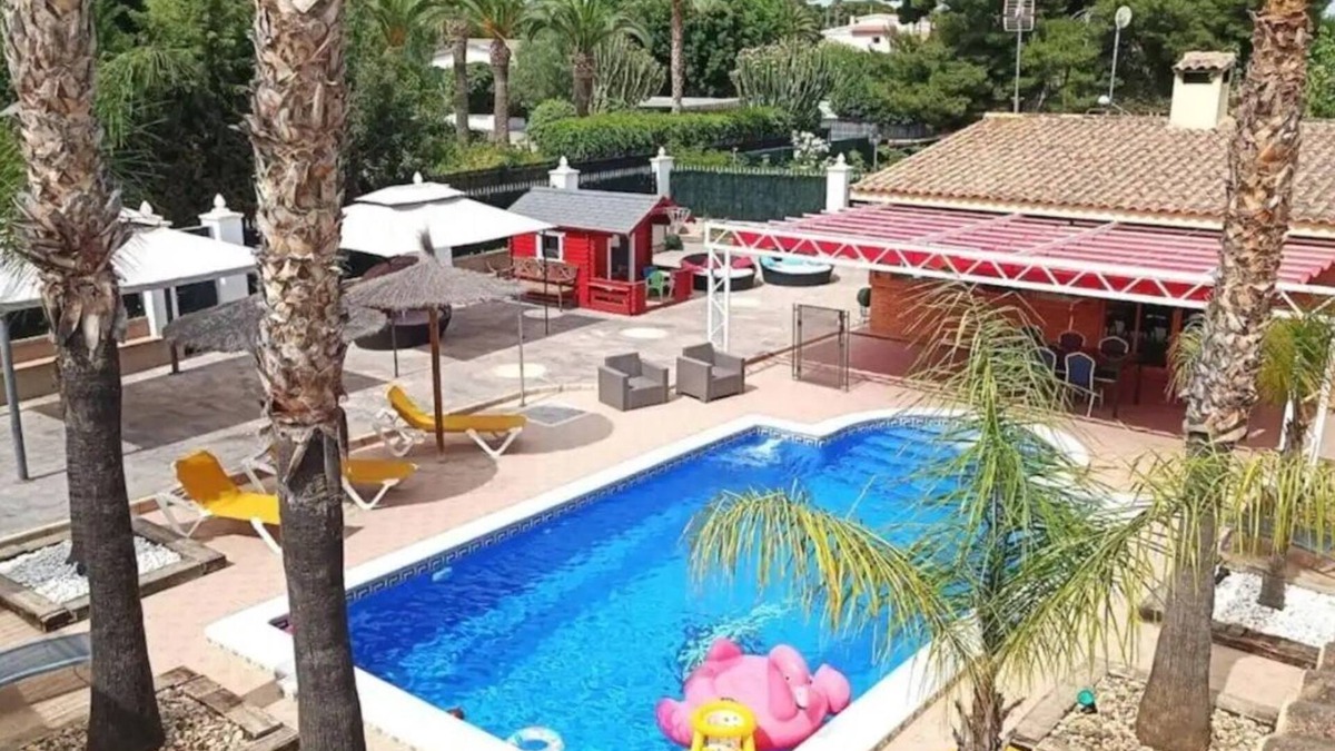 Elche Ski Chalet | CHALET ELCHE, WIFI, FENCED SWIMMING POOL AND BARBEQUE