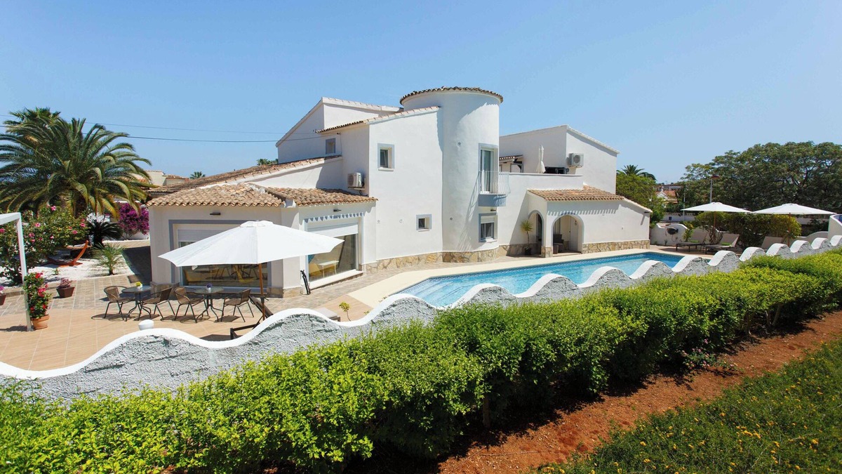 Els Poblets Ski Chalet | Chalet Felizia, top location, large pool. Comfort and tranquility,max 16 guests,
