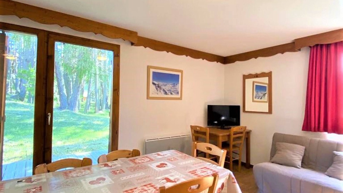 La Joue du Loup Ski Chalet | Chalet for 8 with terrace, ski storage, free parking, pets allowed