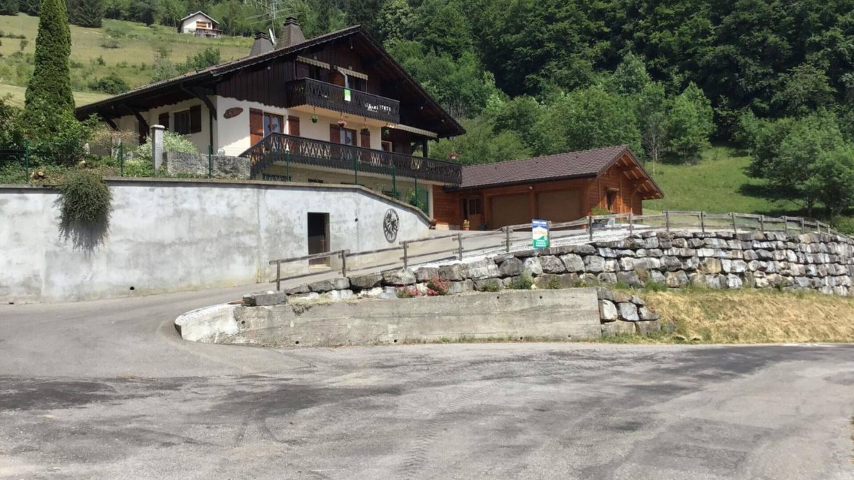 Chevenoz Ski Chalet | Chalet 'Gîte Chevenoz' with Mountain View, Private Terrace and Private Garden