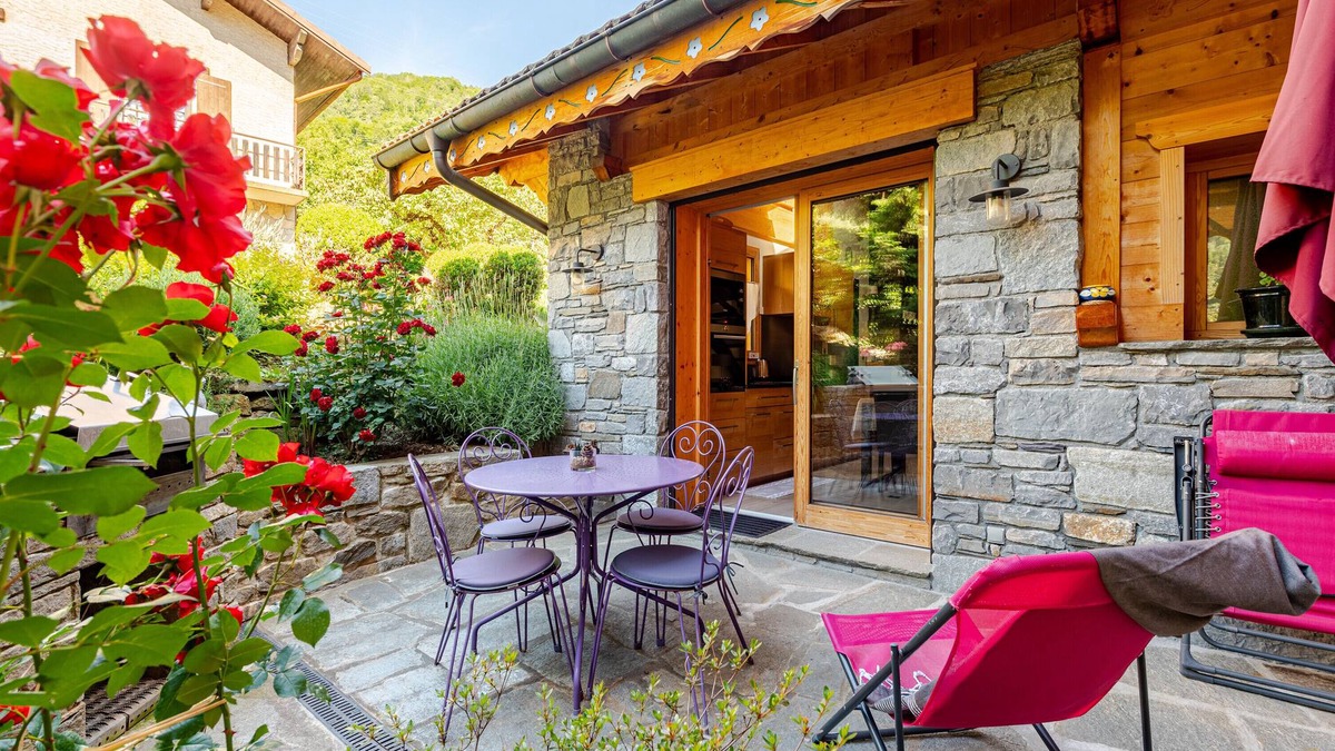 Saint-Oyen Ski Chalet | Chalet 'Helnes - Contemporain' with Mountain View, Private Terrace and Wi-Fi