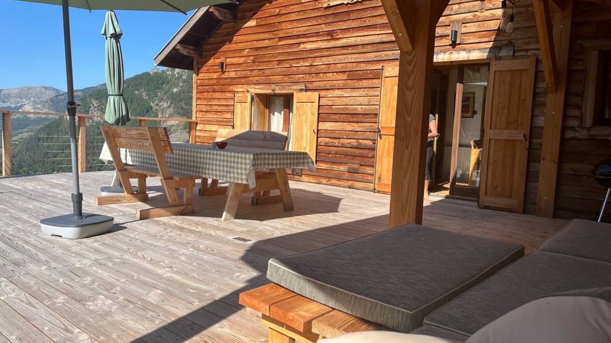 Colmars Ski Chalet | Chalet in beautiful old hamlet at the start of the most beautiful hikes