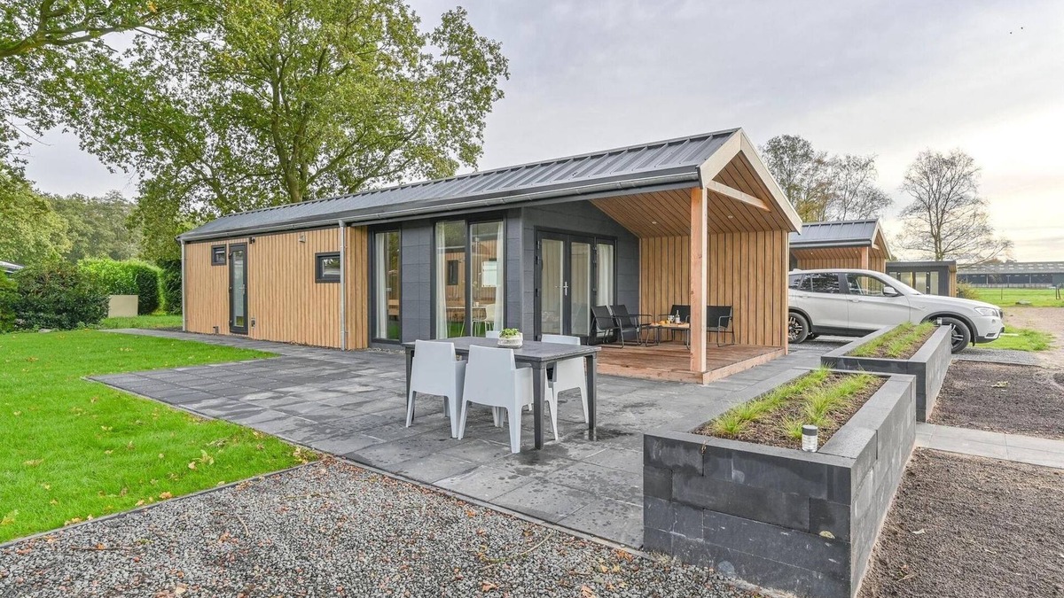 Hoogersmilde Ski Chalet | Chalet in Dutch Park with Garden and Terrace