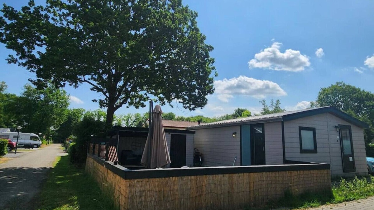 Schijndel Ski Chalet | Chalet in green area ~ Garden ~ Walk to Lake