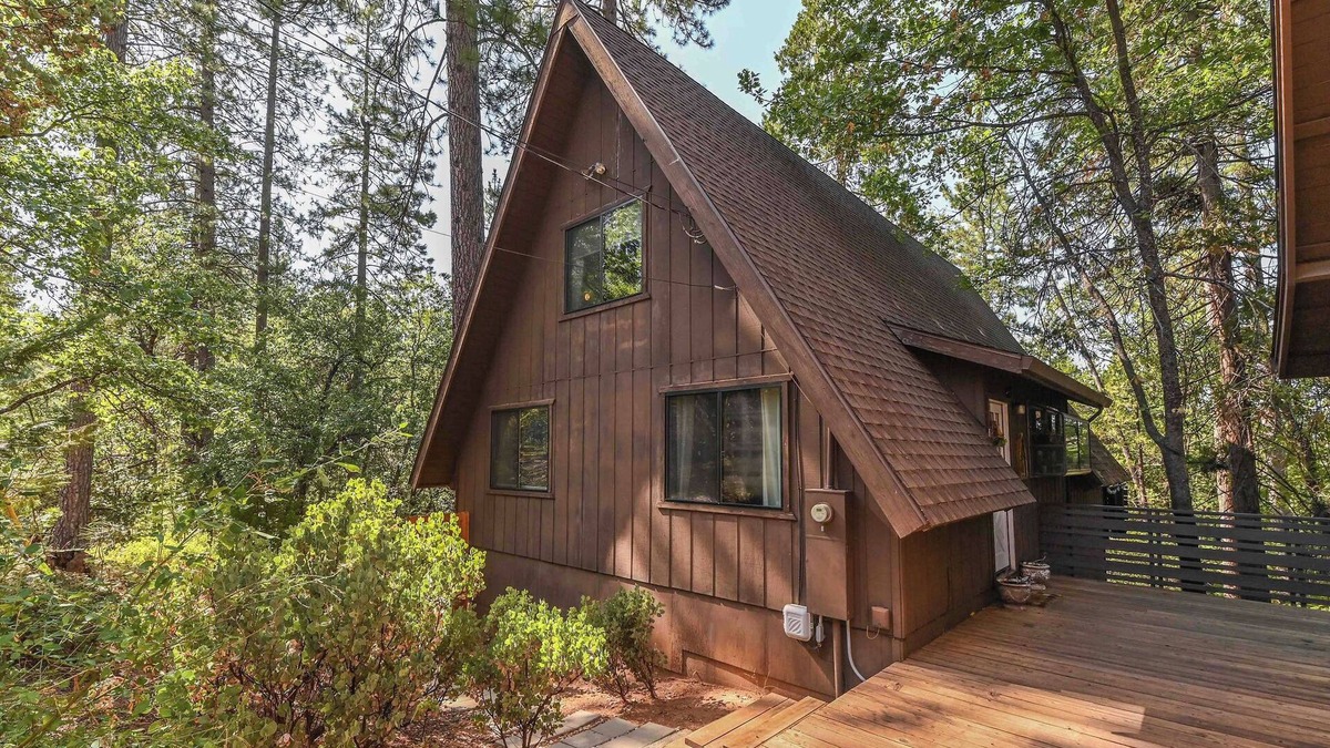 Hathaway Pines Ski Chalet | Chalet in Stanislaus National Forrest near Murphys w/privacy and canyon views