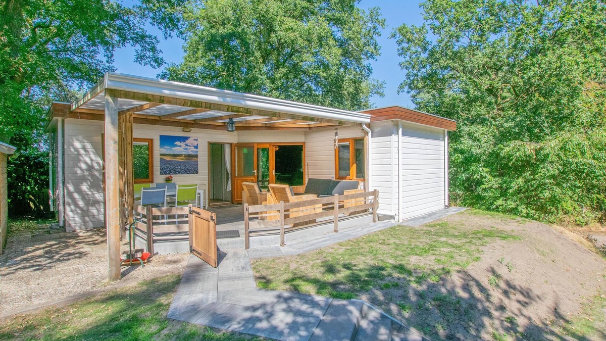 Uden House | Chalet in the woods with veranda and sauna